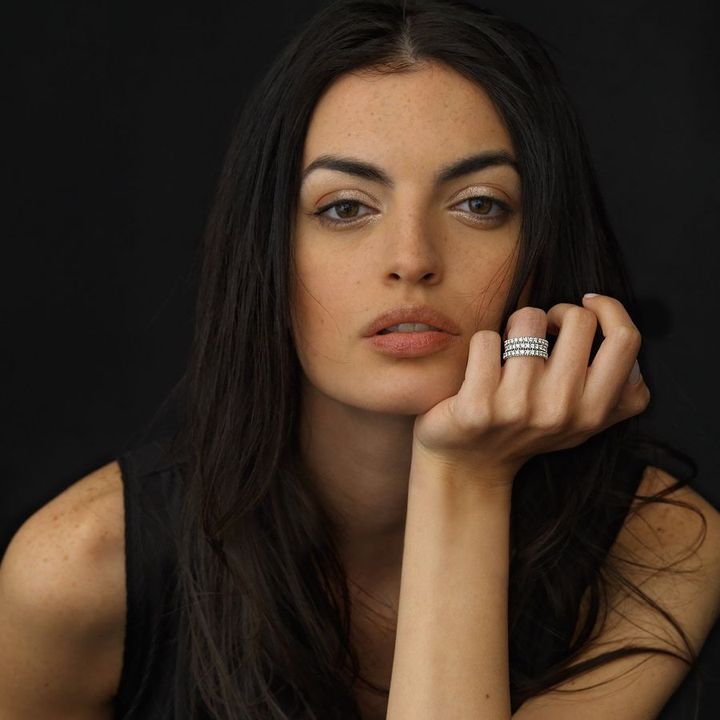 Modella con anello della collezione Donna Oro