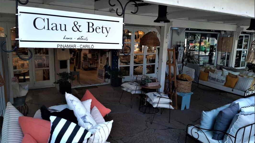 Un escaparate con un cartel que dice Clan & Bety.