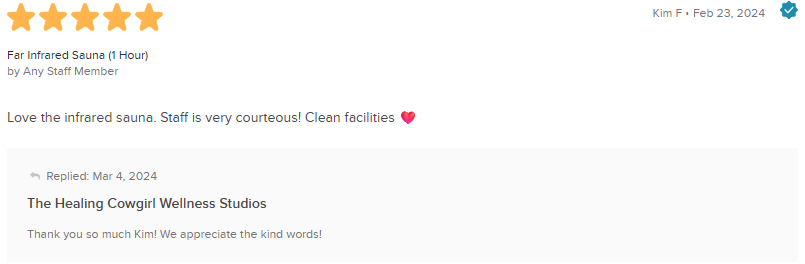 5-star hotel review praising staff and cleanliness, with a heart emoji and a date in the top right
