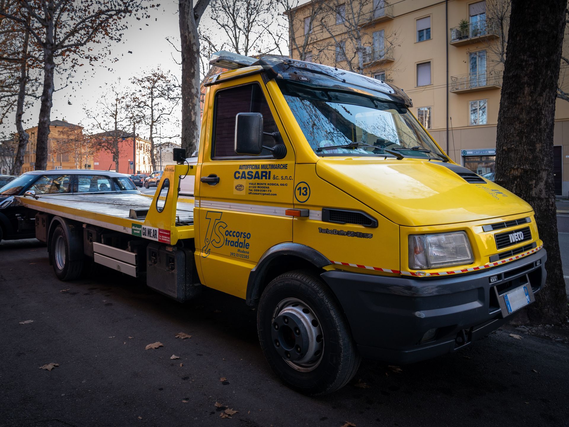 Un carro attrezzi giallo con la scritta Casari sul lato