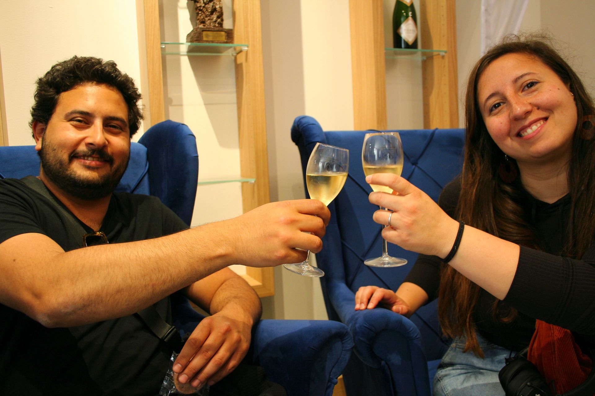 Noknokers drinking champagne
