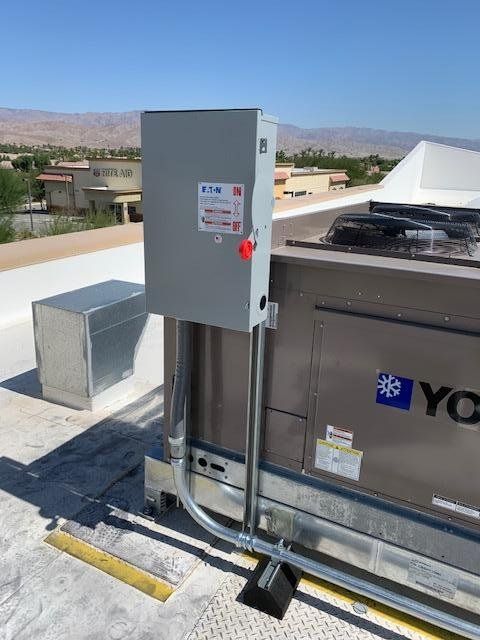 A yc air conditioner is on the roof of a building