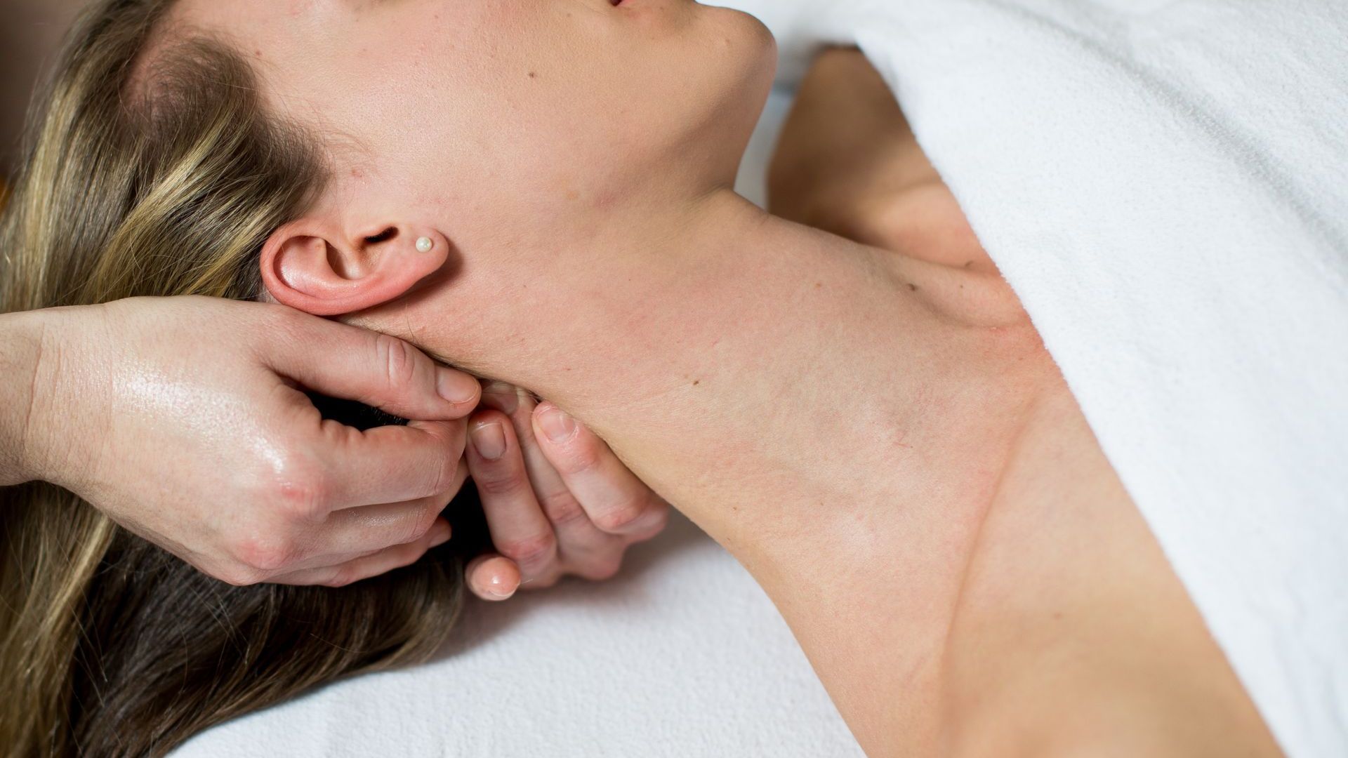 a woman is getting a massage on her neck