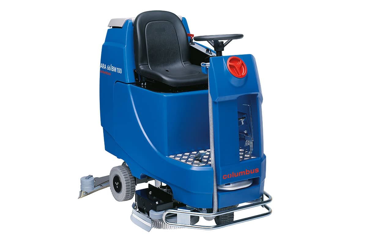 Eine blaue Reinigungsmaschine mit schwarzem Sitz auf weißem Hintergrund