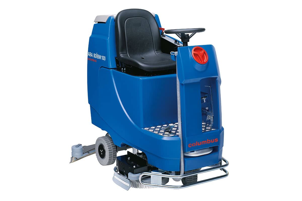 Eine blaue Reinigungsmaschine mit schwarzem Sitz auf weißem Hintergrund.