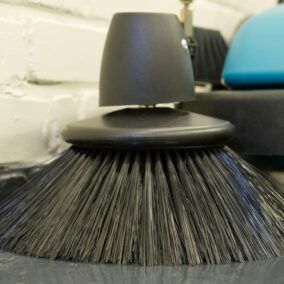 Ein schwarzer runder Bürstenaufsatz am Ende einer Reinigungsmaschine