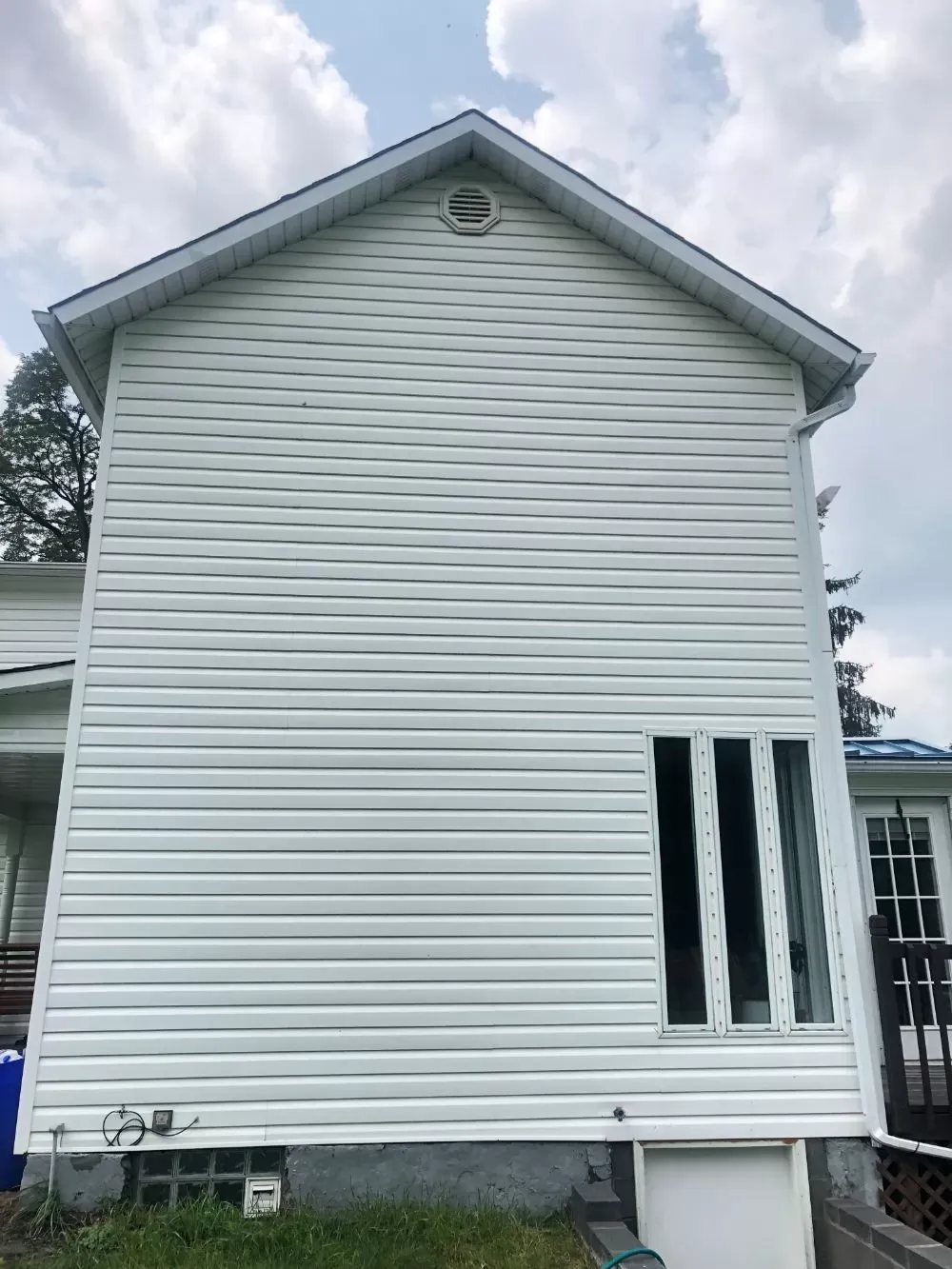White House Wall After Soft Wash — Homer City, PA — Awesome Exteriors Pressure Washing LLC