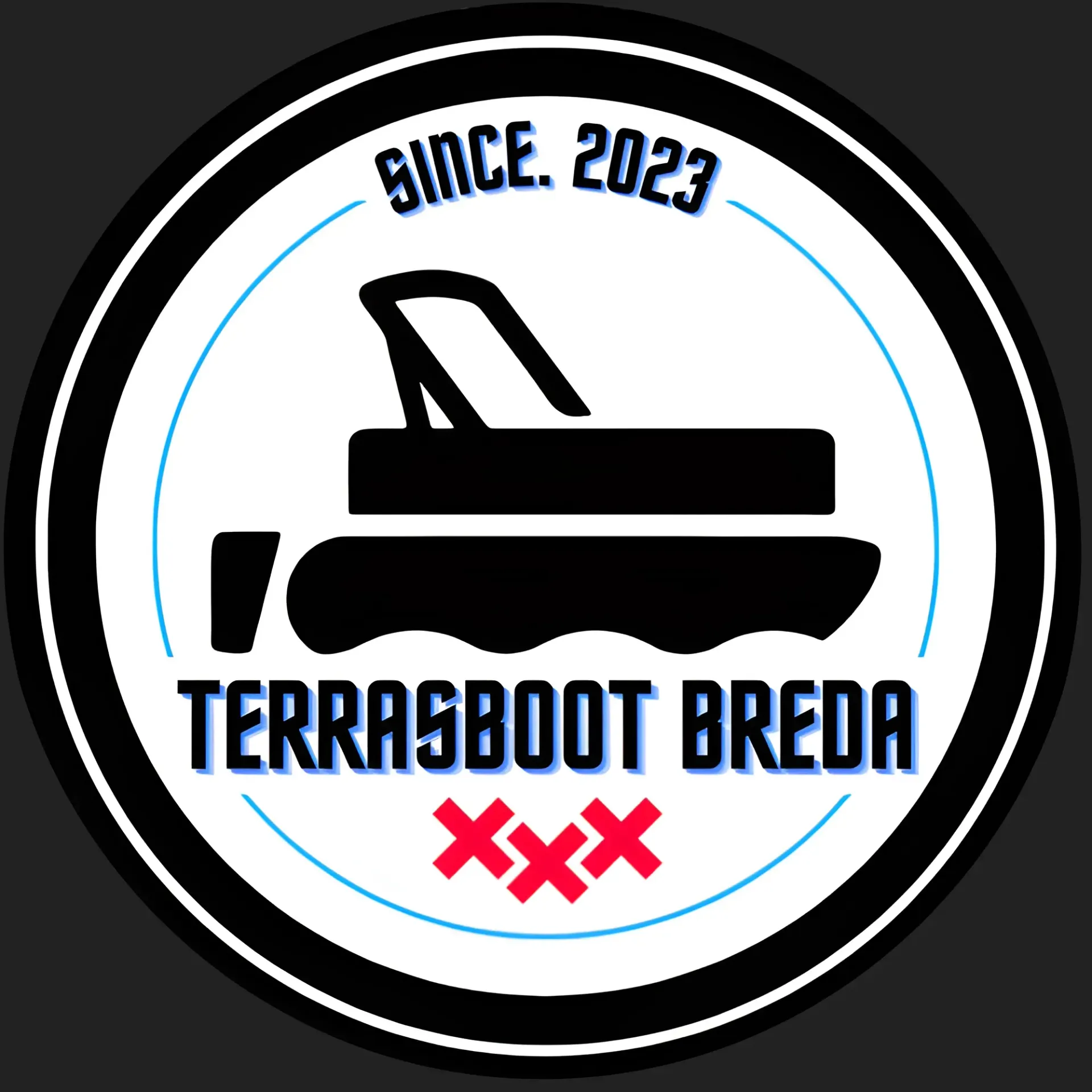 Rond wit-zwart logo met een zwart bootsilhouet, blauwe accenten en de tekst
