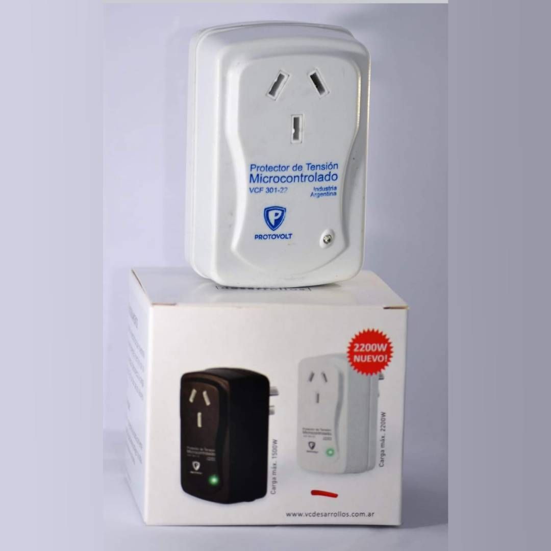 Protector de voltaje blanco en una caja; muestra un protector blanco y negro.