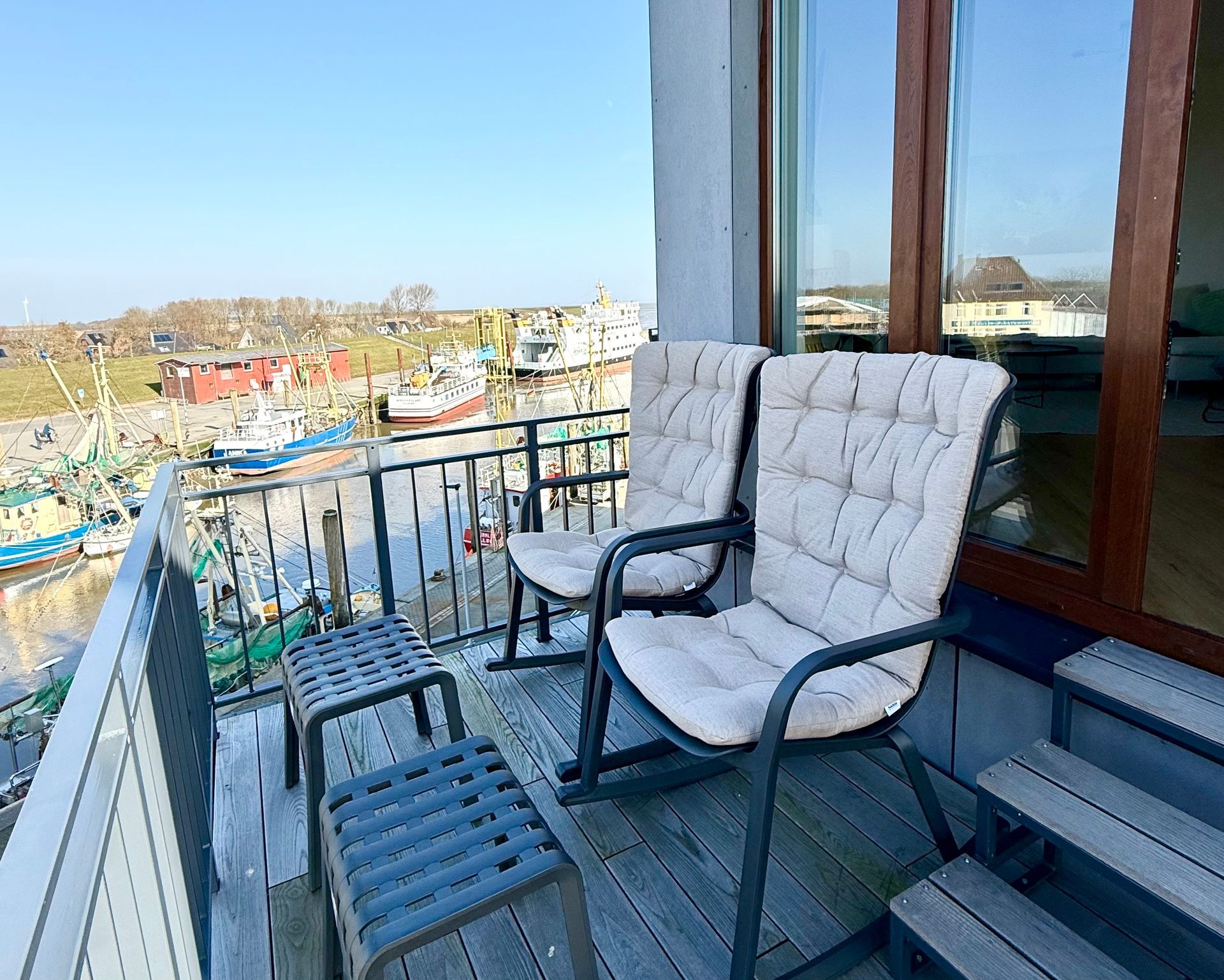 Balkonmöbel auf dem Balkon der Ferienwohnung mit Blick auf den Hafen
