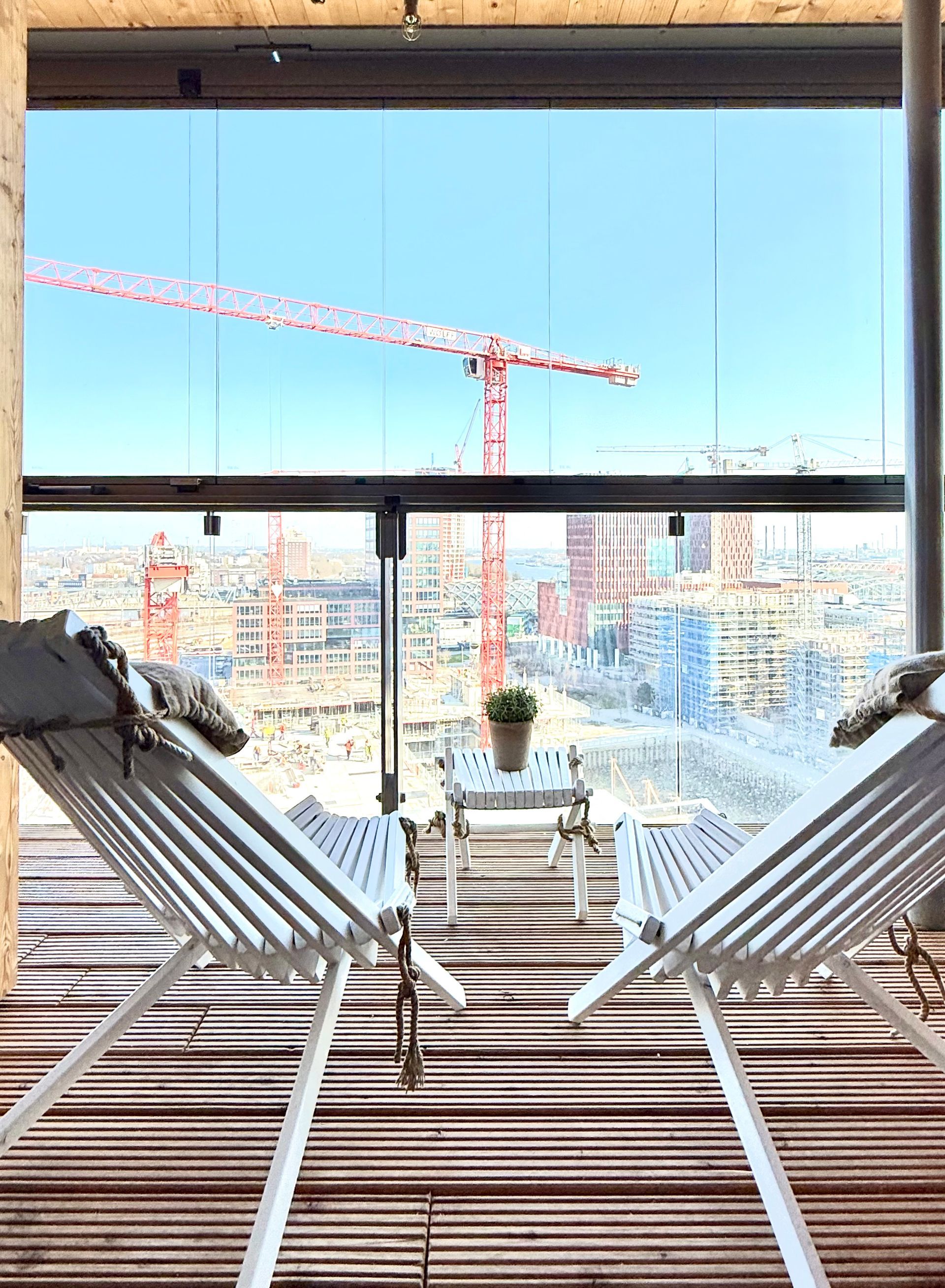 Balkon mit Outdoormöbelnim höchsten Holzhochhaus Roots in der Hamburger Hafencity.