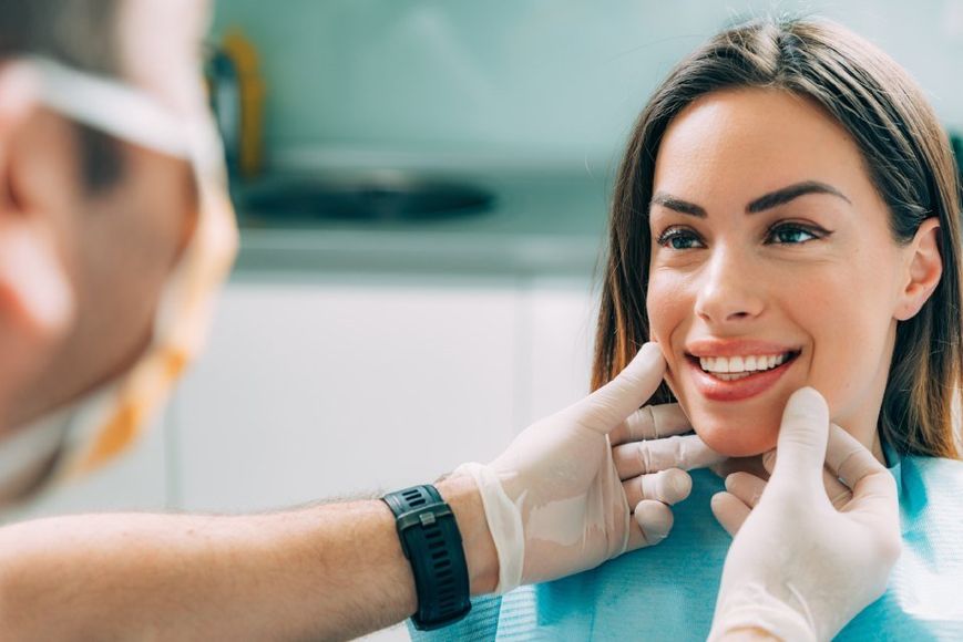 Dentista che spiega