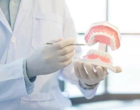 Dentista che spiega