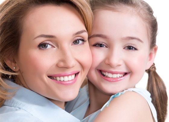 Mamma e figlia sorridenti