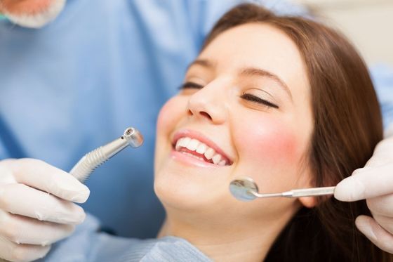 Pulizia dentale per donna