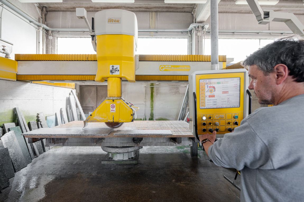 Interno del laboratorio Guglielmi Carlo con manufatti in marmo e granito