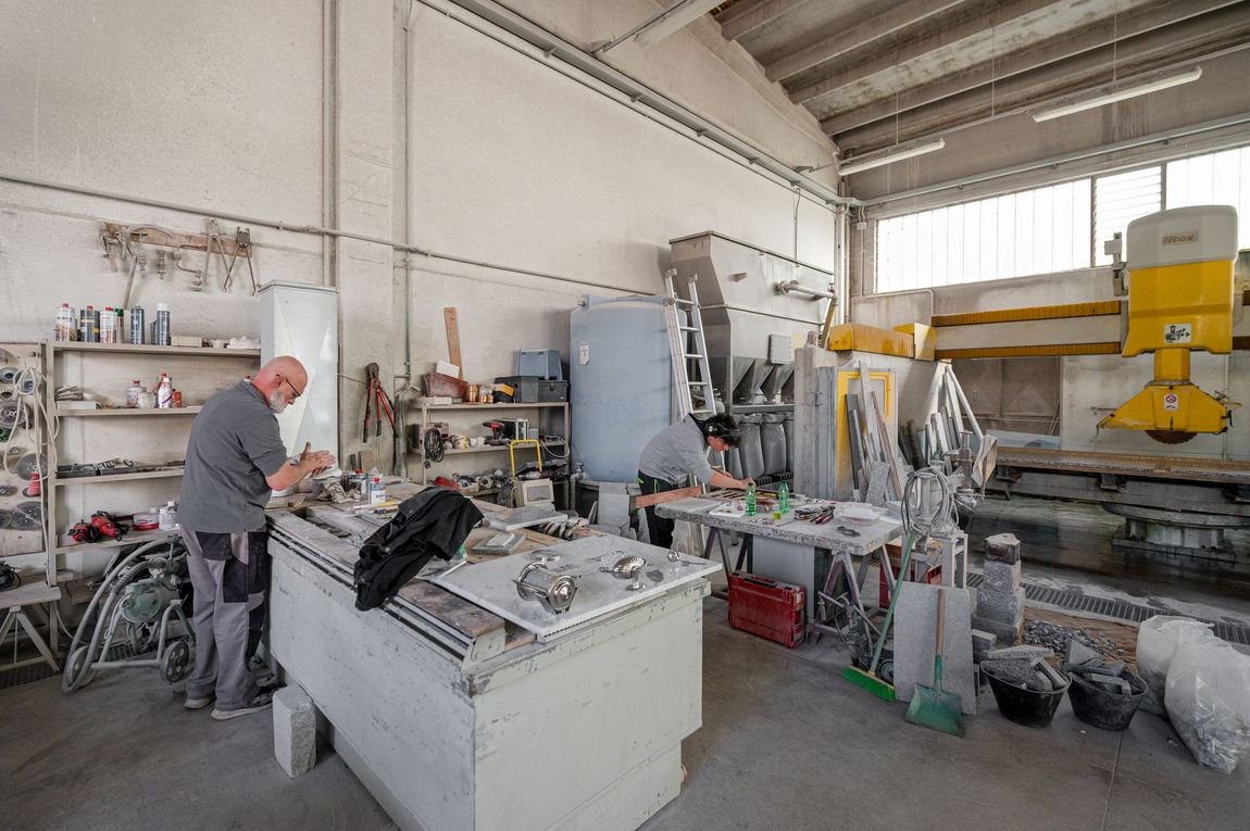 Dettaglio della lavorazione artigianale di marmo e granito