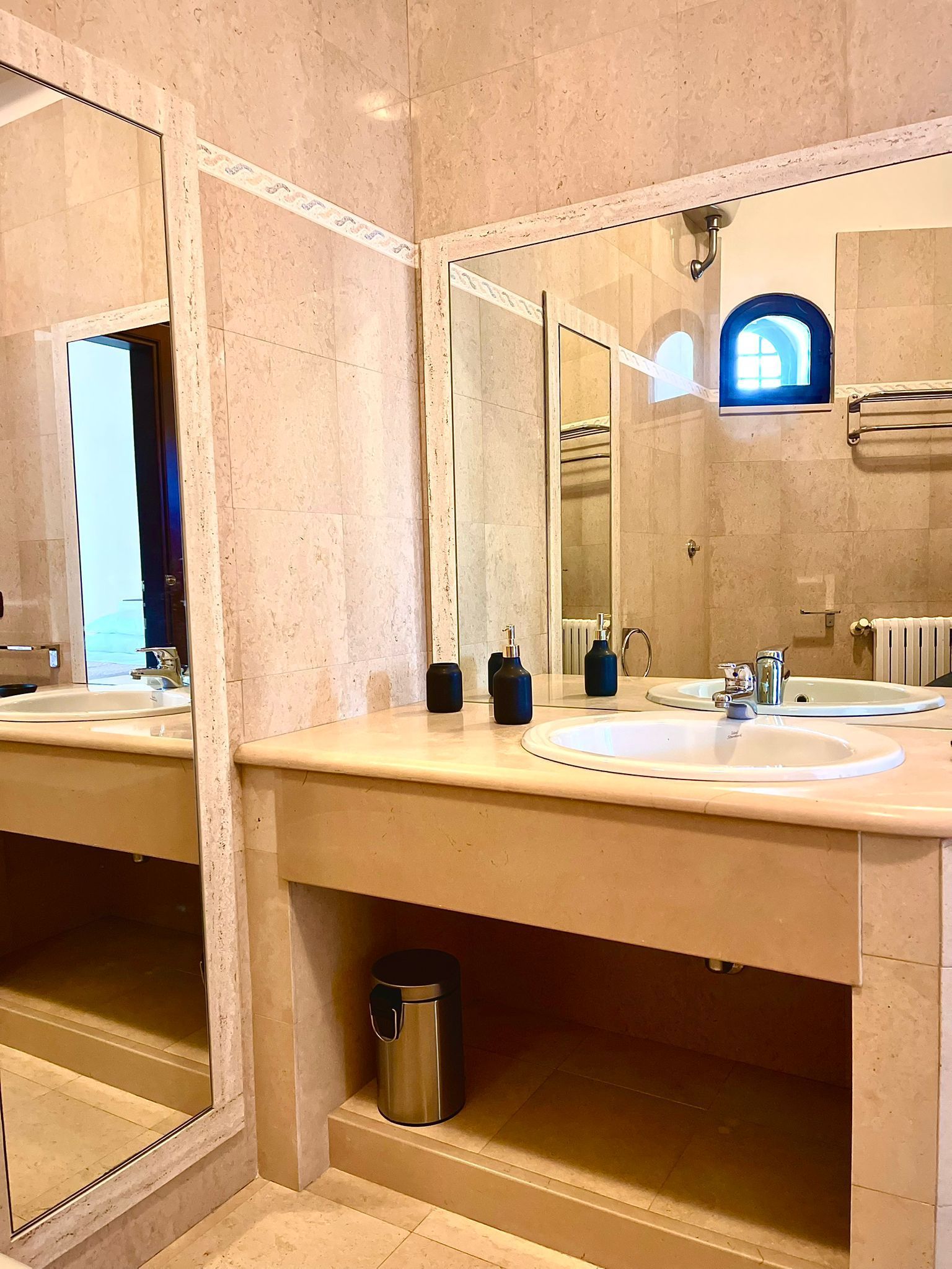 bagno con specchio