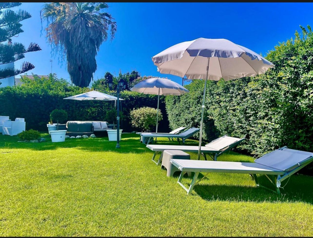sdraio in giardino