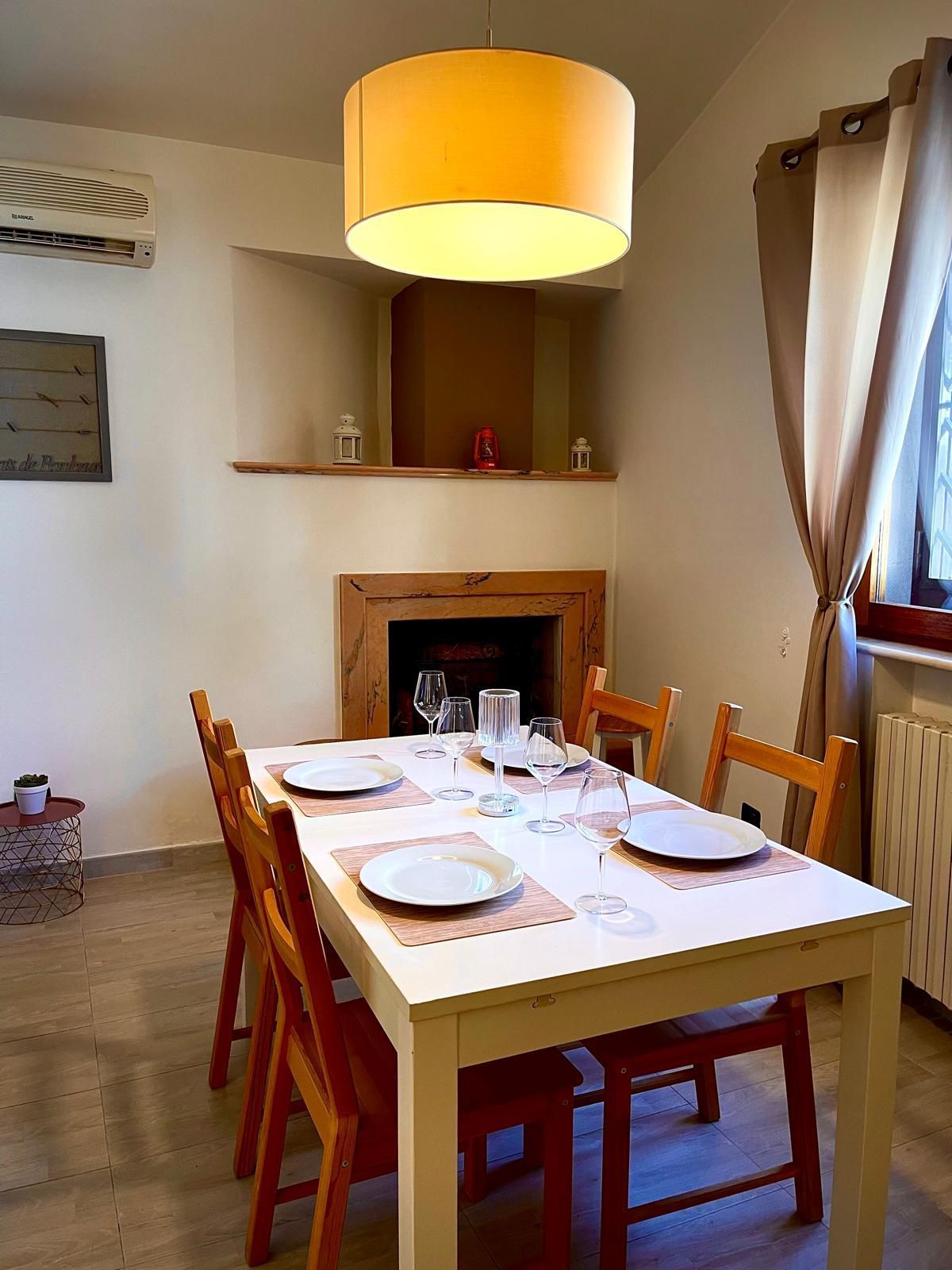 tavolo cucina e camino