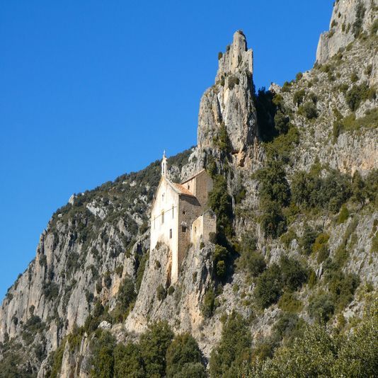 Una petita església està situada al cim d'un turó rocós.