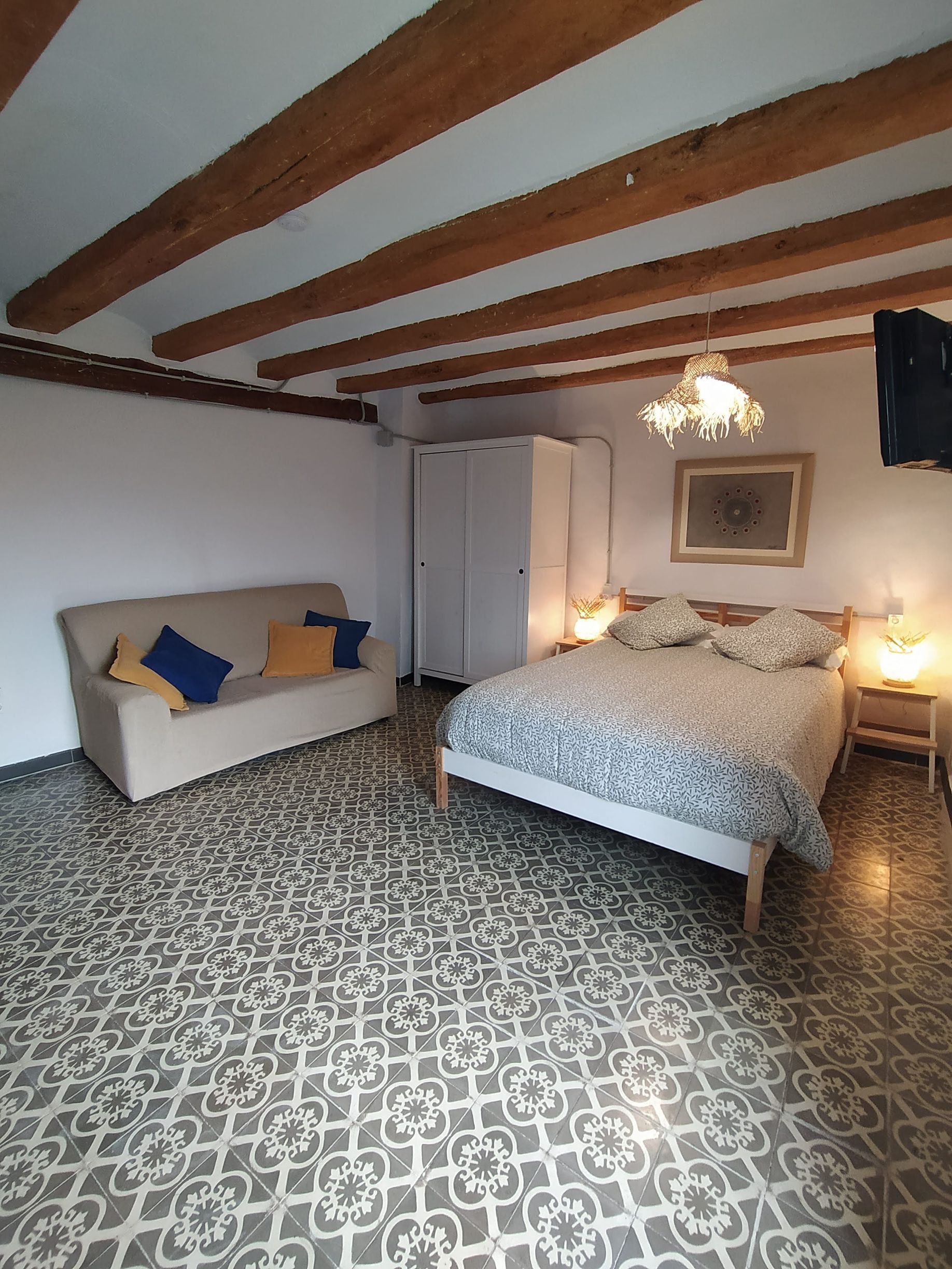 Hi ha un llit i un sofà a l'habitació.