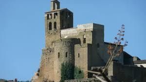 Un gran edifici de pedra amb una torre al damunt.