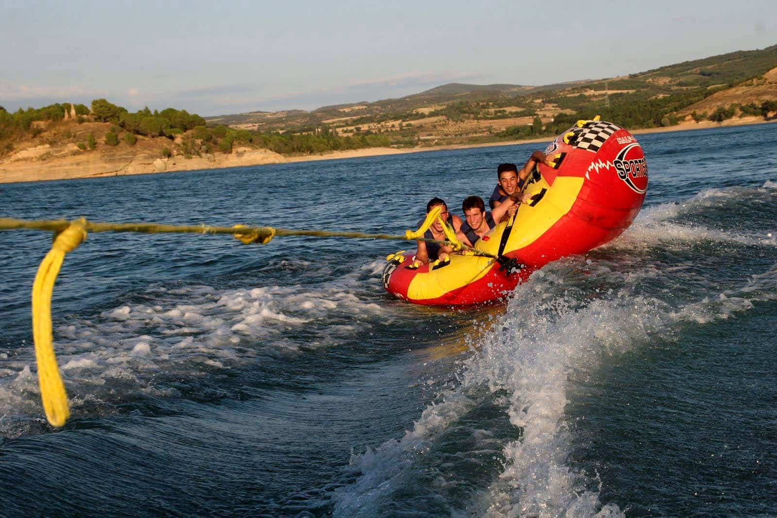 Un grup de persones naveguen en una bassa a l'aigua