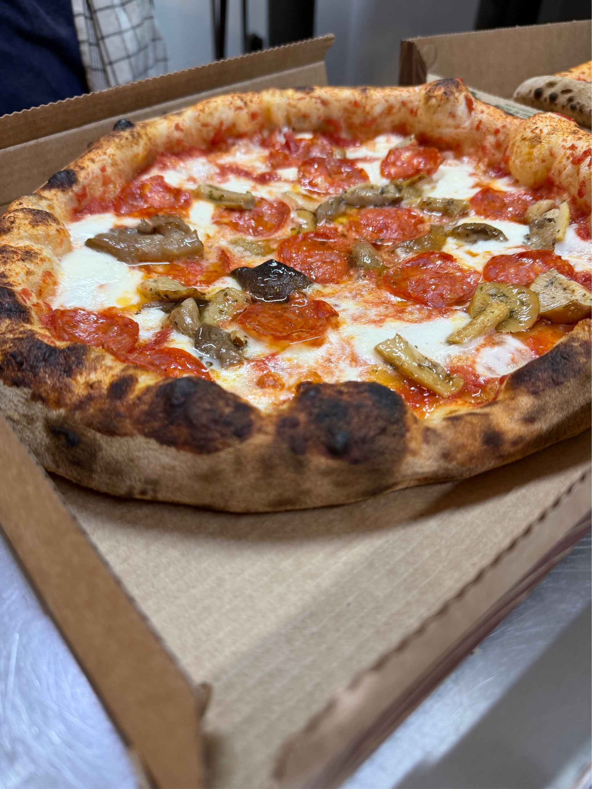 Lo chef e fondatore di Lo Zar al lavoro nel forno a legna con dedizione e passione.