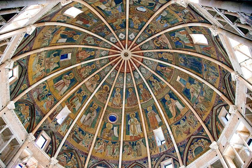 Interno della cupola con affreschi raffiguranti figure disposte in cerchio; tonalità blu, oro e bianco.