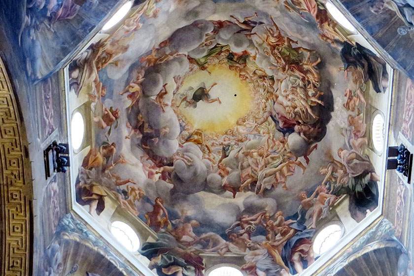 L'affresco sul soffitto raffigura angeli in nuvole vorticose, circondati da una luce intensa.