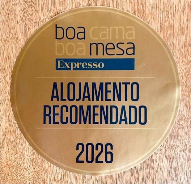 Placa dourada “boa cama boa mesa Expresso” com “Alojamento Recomendado 2026” em azul