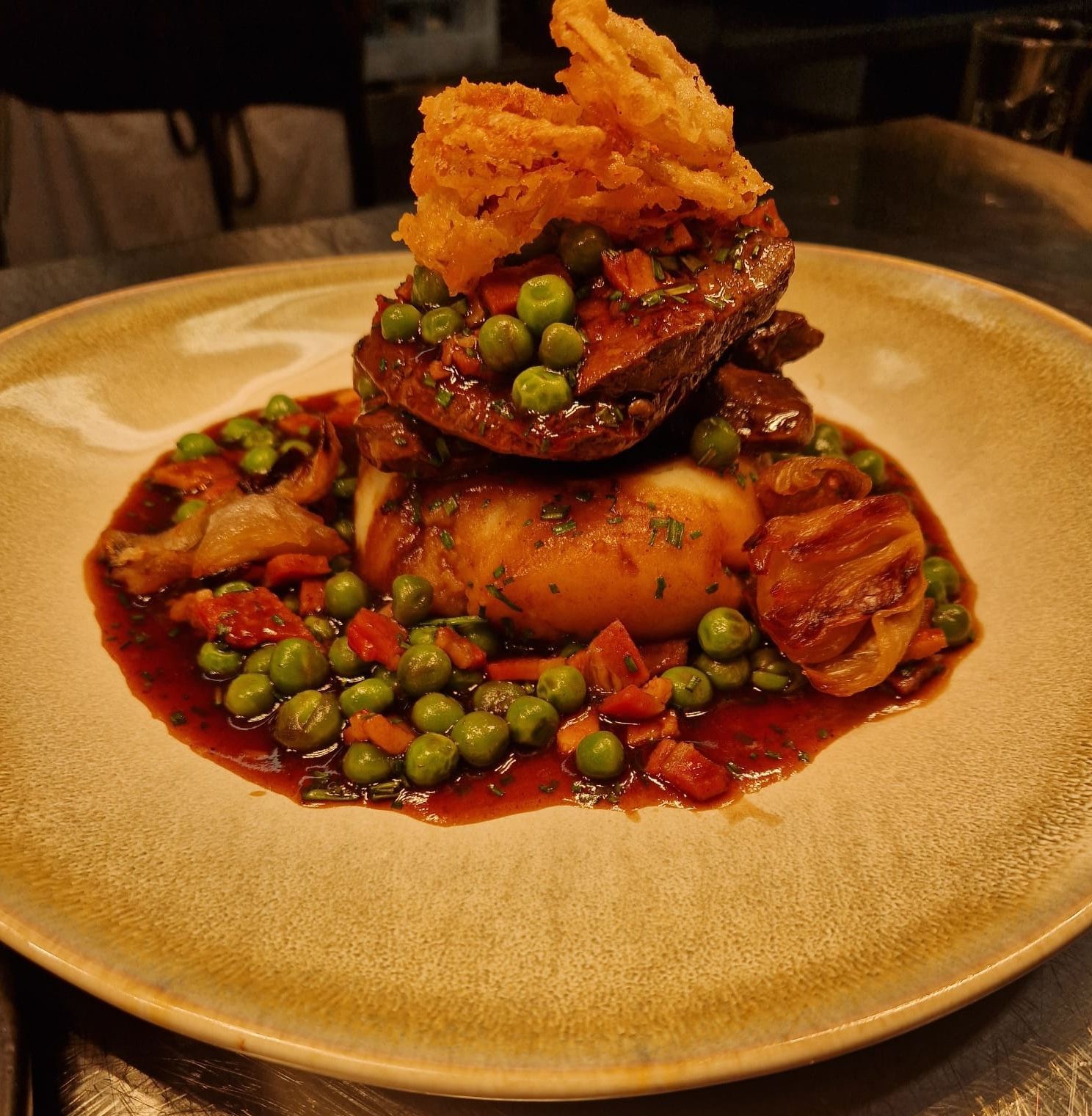 Lamb's liver with peas and a romesco sauce