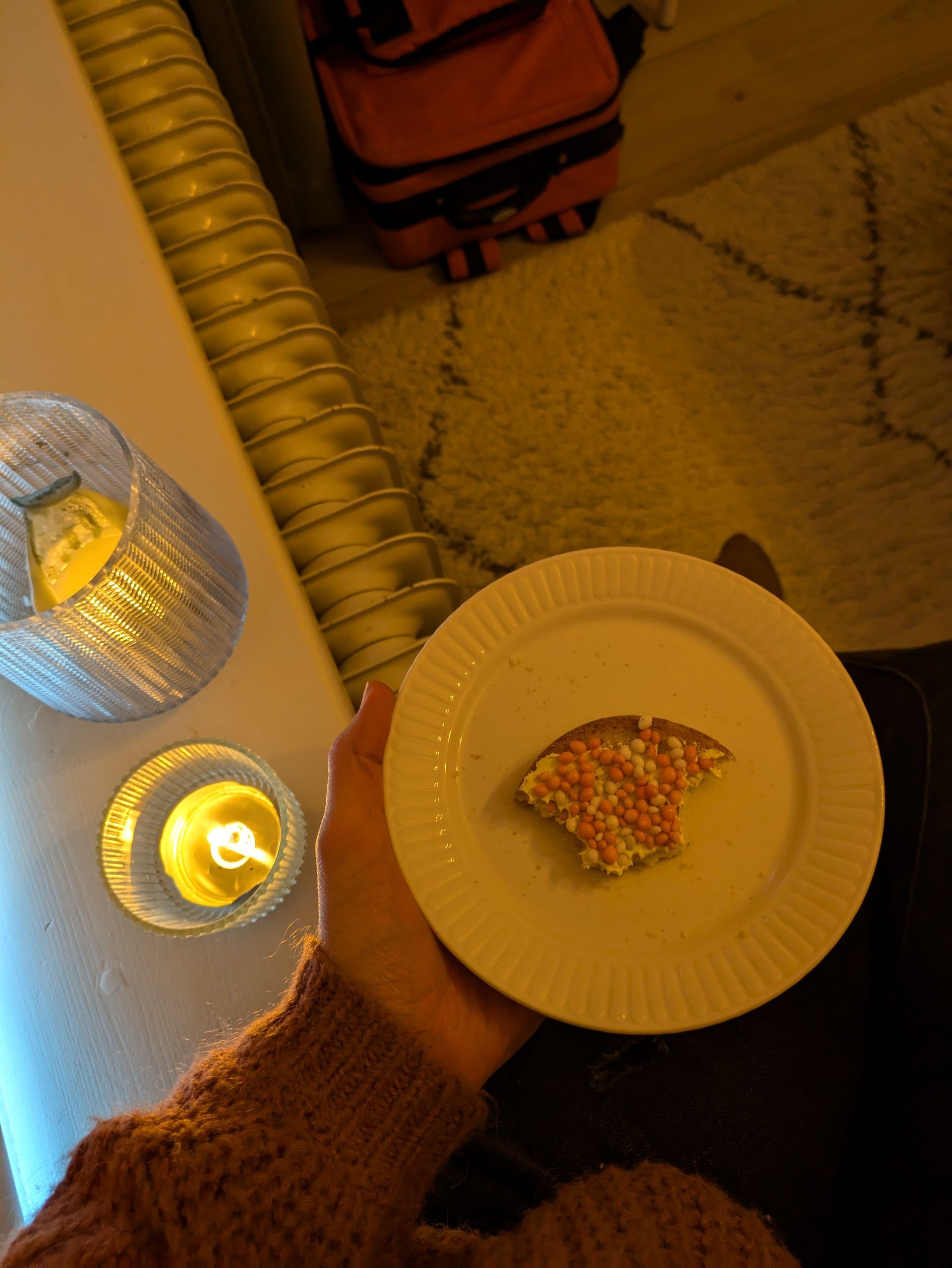 Tijdens een thuisbevalling stonden mensen rond een pasgeboren baby op een bed om de navelstreng door te knippen.
