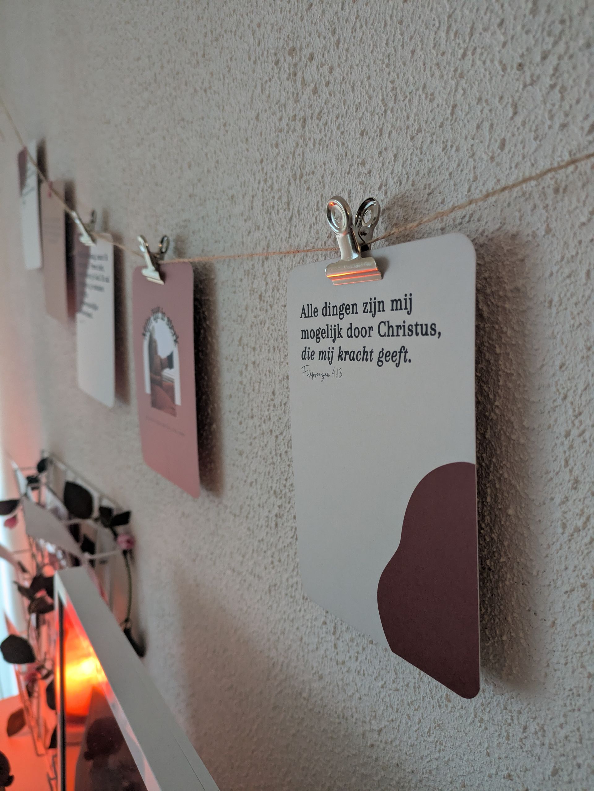 Een postpartumdoula helpt bij het in bad doen van een pasgeboren baby, samen met twee zusjes.