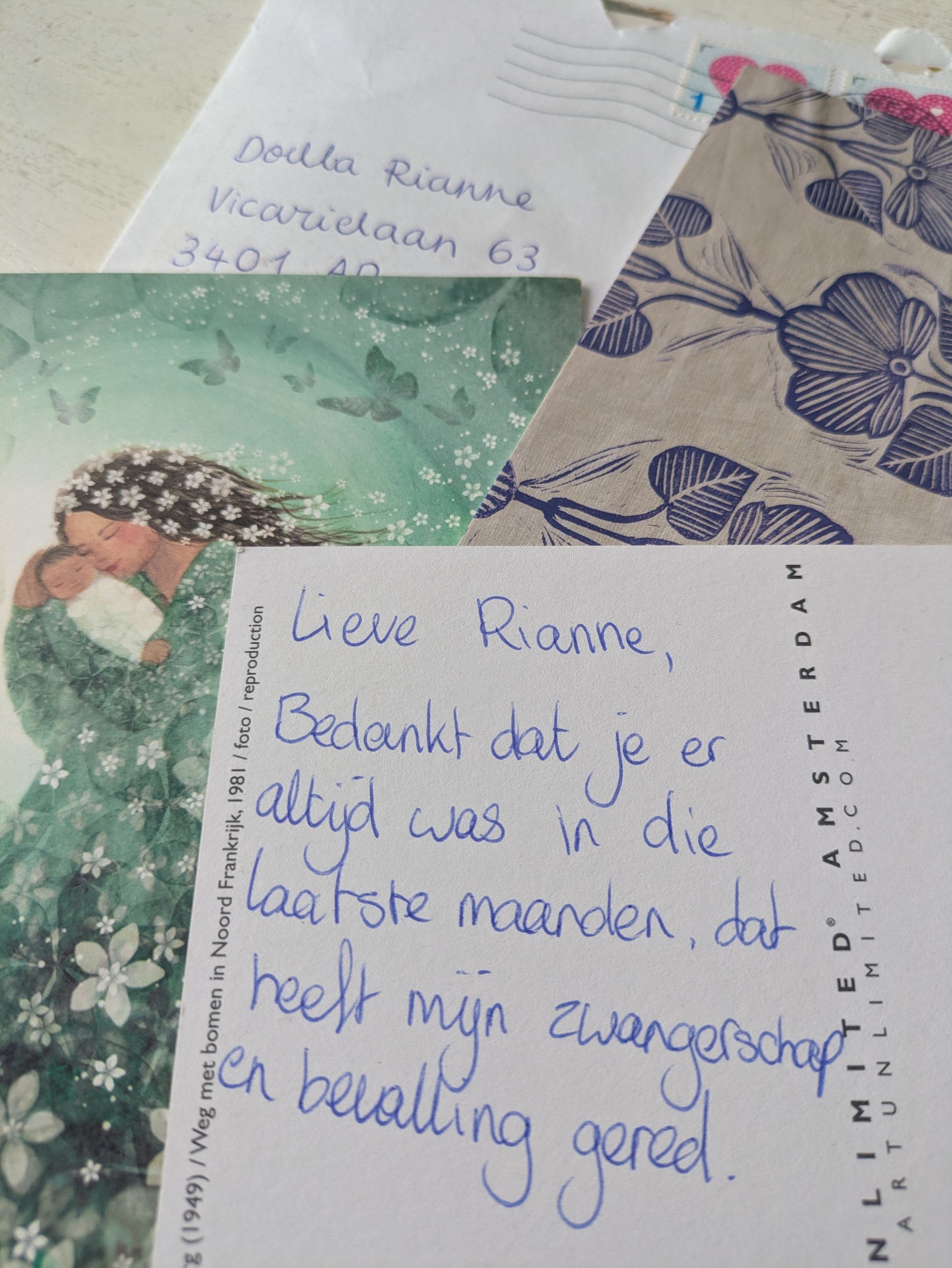 Een hand houdt een vierkante witte kaart vast met een gouden plantillustratie en de woorden