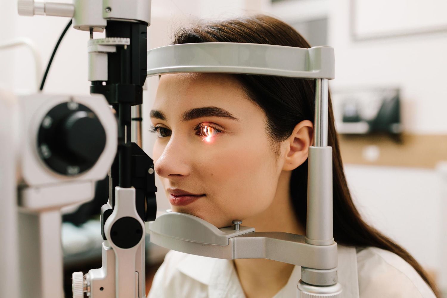 Opération des yeux au laser à Montpellier : techniques, douleurs, résultats, éligibilité… découvrez 