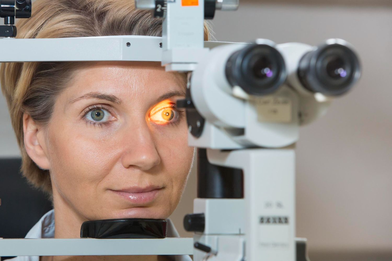 Vous voyez des mouches, points noirs ou filaments devant les yeux ? Découvrez les causes des corps f