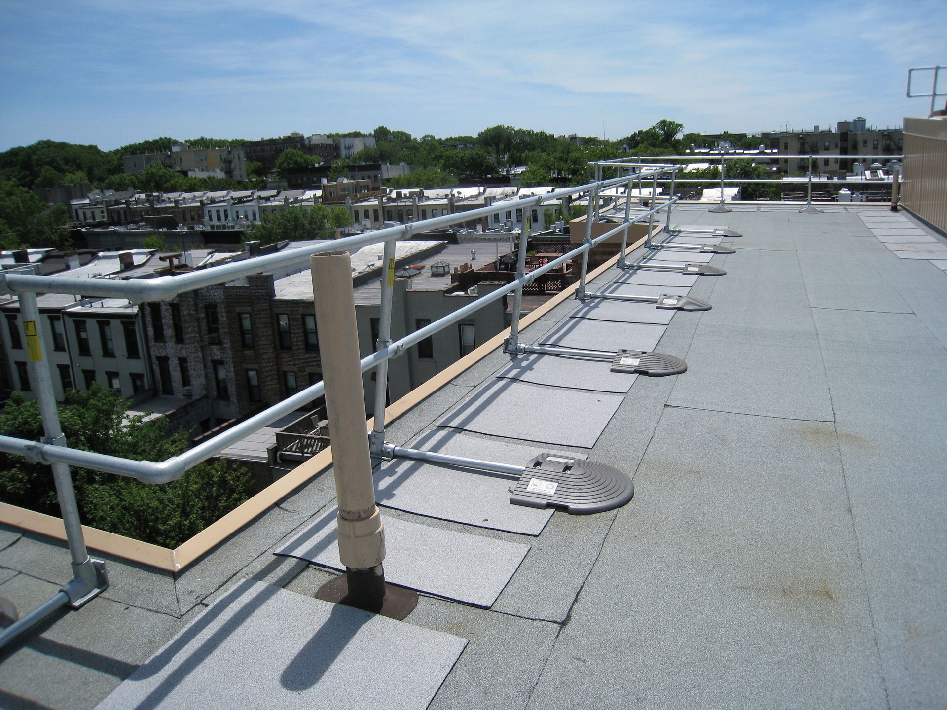 non-penetrating roof guardrail on top of a roof