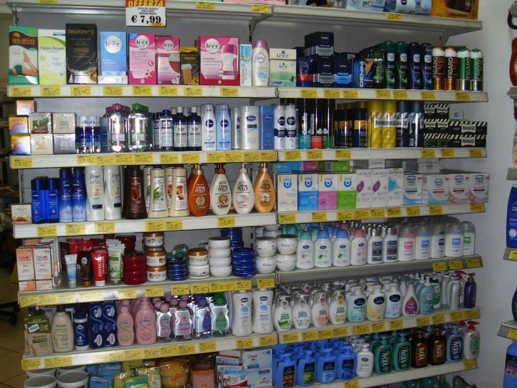 Scaffali del negozio pieni di bottiglie, scatole e barattoli assortiti di prodotti per la casa