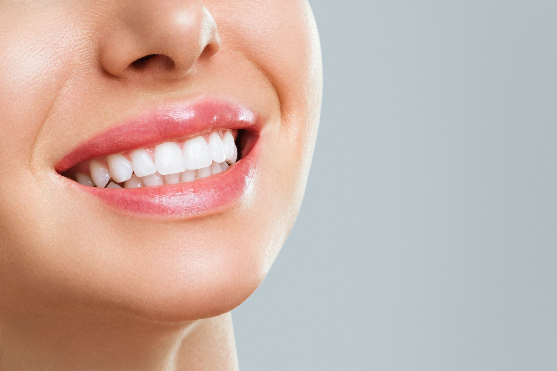Un gros plan du sourire d'une femme aux dents blanches.