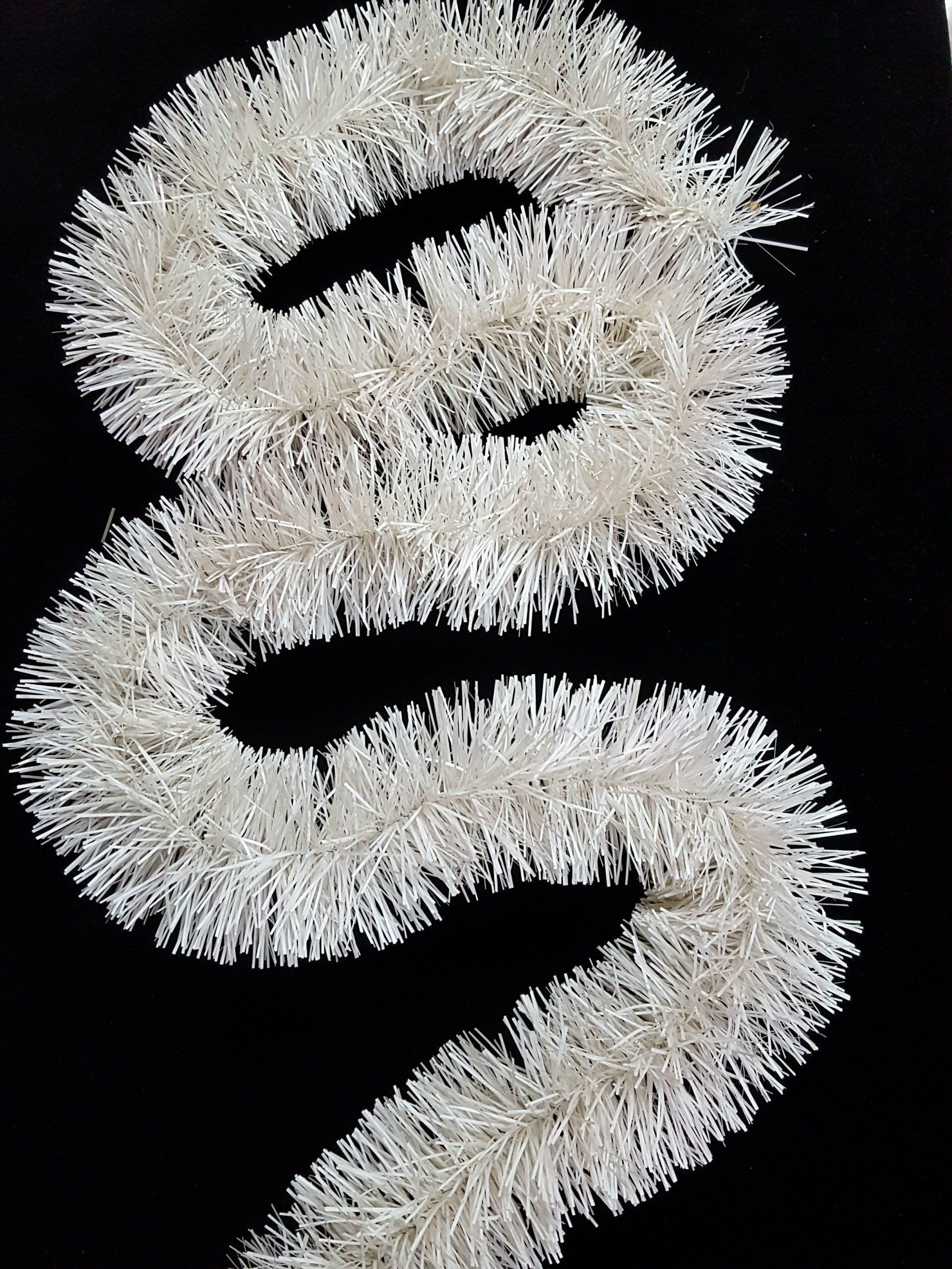 Cuerda blanca difusa en forma de zigzag o pinceladas sobre un fondo negro
