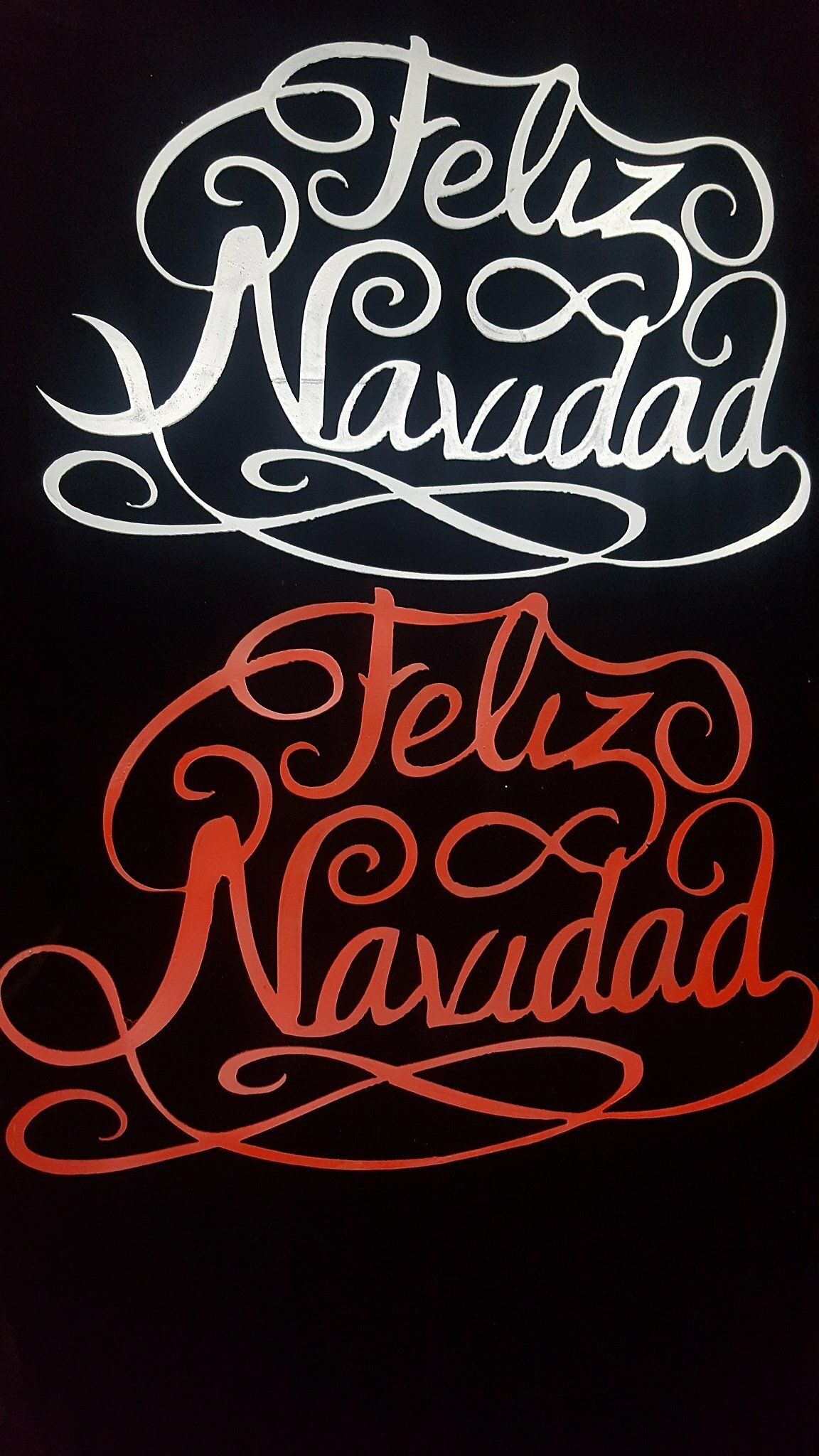 Dos diseños estilizados de “Feliz Navidad”, uno blanco y otro rojo, sobre un fondo oscuro.