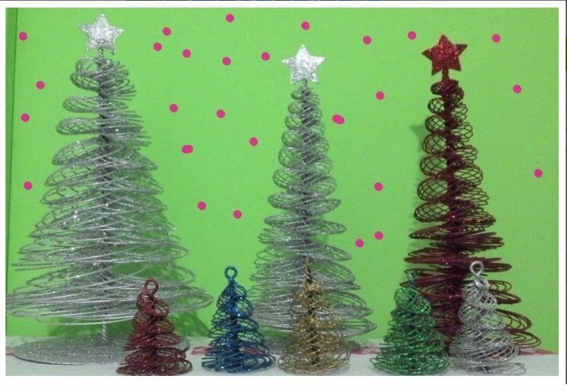 Tres árboles de Navidad de alambre sobre un fondo verde con puntos y estrellas rosas en la parte superior.