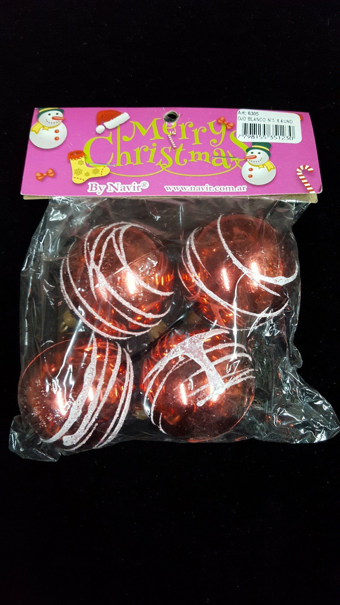 Paquete de adornos navideños a rayas rojas y blancas en plástico transparente, con una etiqueta navideña rosa.