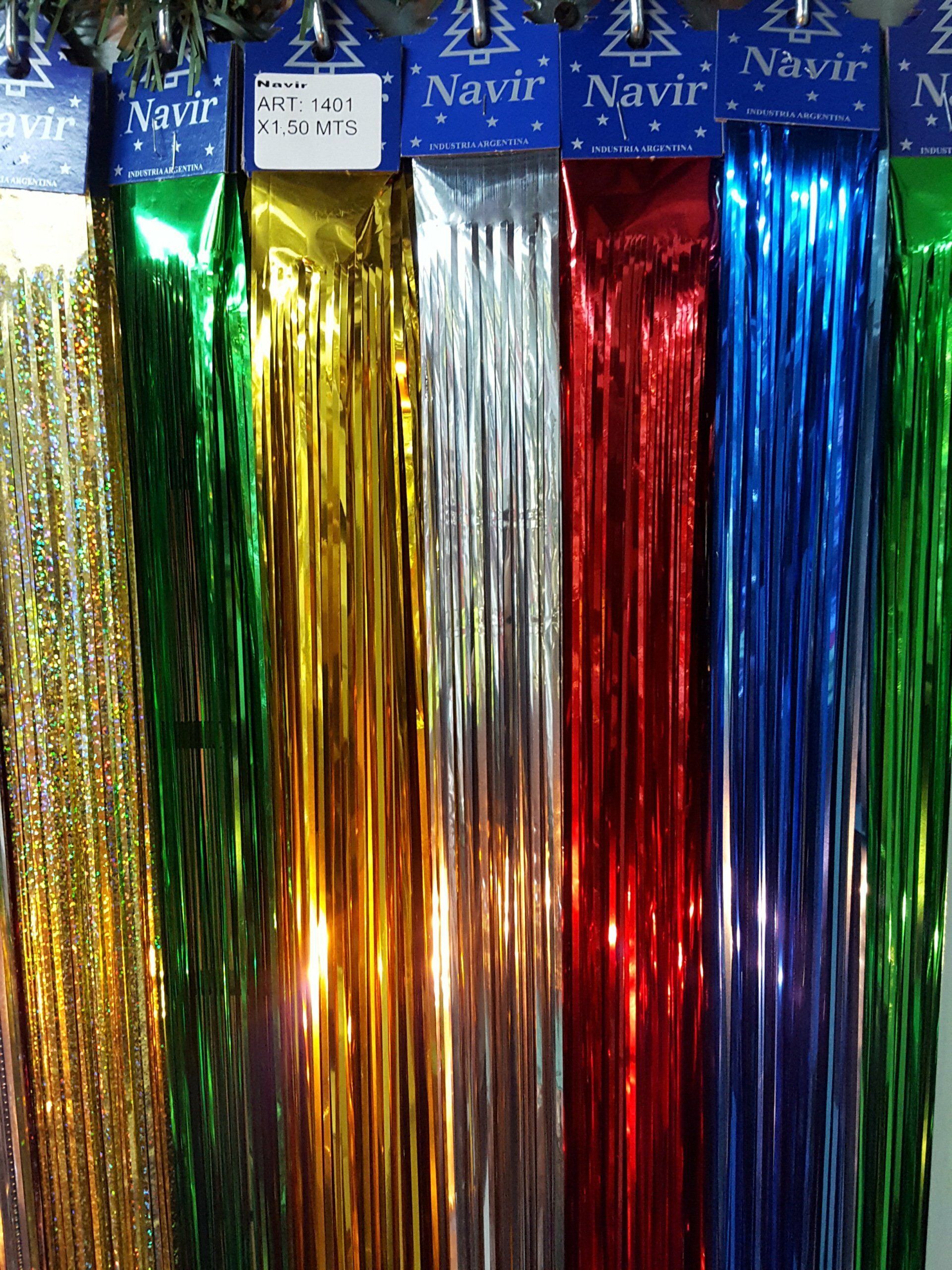 Guirnaldas de oropel metálico de colores dorado, plateado, rojo, azul y verde cuelgan en fila.