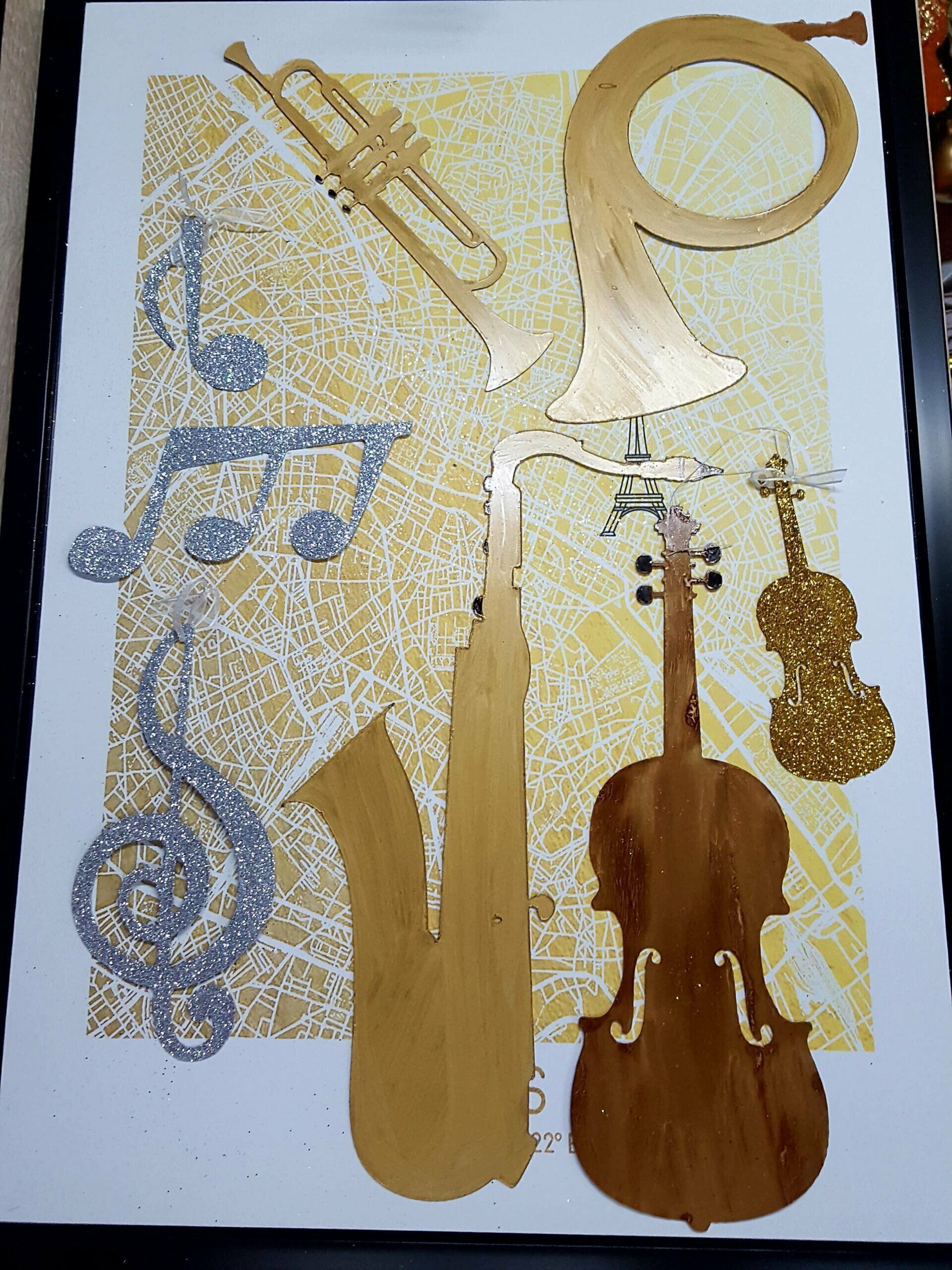 Collage de instrumentos de cuerda dorados y marrones y notas musicales sobre un fondo estampado.