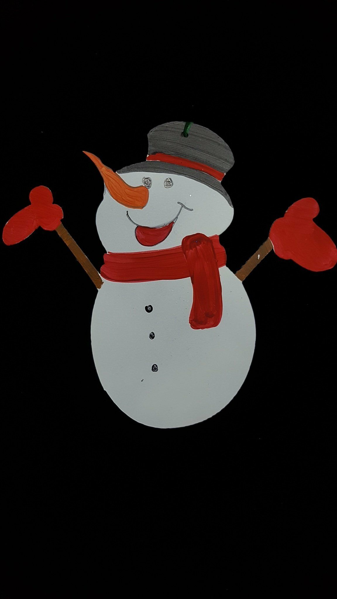 Muñeco de nieve con gorro gris, nariz de zanahoria naranja, bufanda roja y guantes sobre fondo negro.