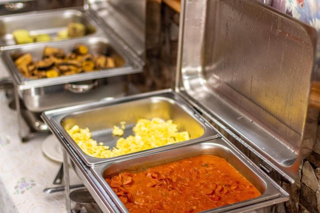 Há muitos tipos diferentes de comida no buffet.