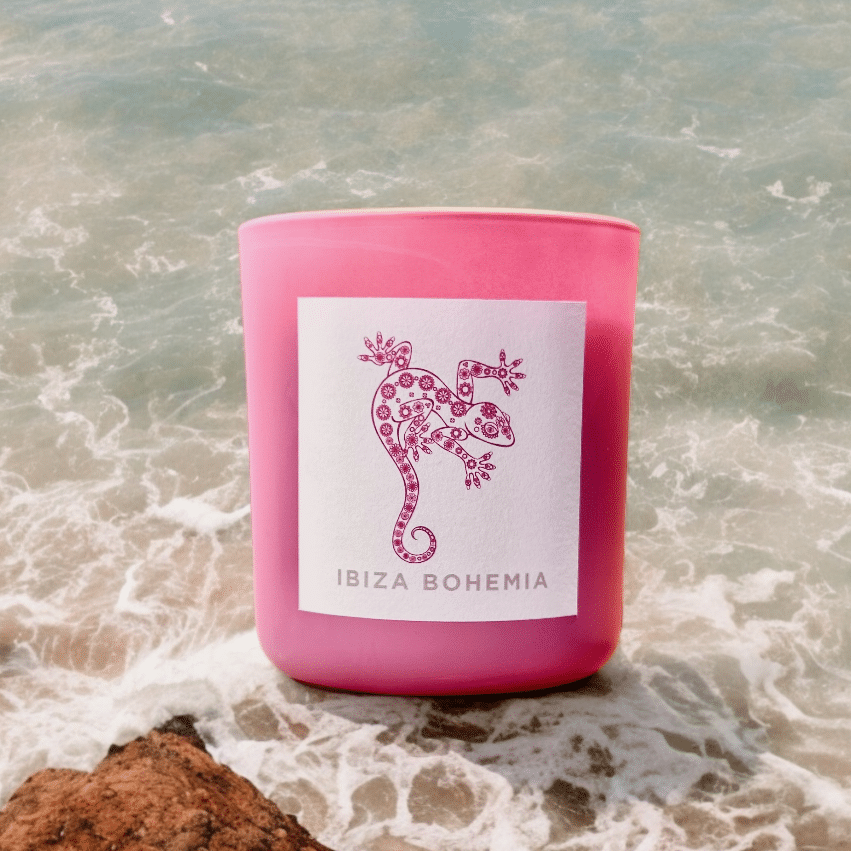 Bougie rose avec étiquette 